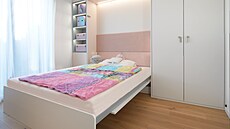 �í�ka l��ka je 140 cm, tak�e se na n�m vyspí i dva dosp�lí.Stále v�ak v pokoji...