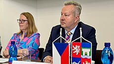 Hejtman Richard Brabec na jednání v D��ín�, vedle n�j 1. nám�stkyn� Jindra...