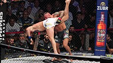 MMA zápasník Karlos Vémola há�e na zem Attilu Végha.