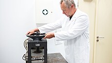 Výzkumníci zlínské univerzity umí vyrobit elektinu z plastu, zatím jen malé...