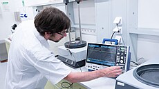 Výzkumníci zlínské univerzity umí vyrobit elektinu z plastu, zatím jen malé...