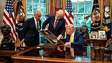 Donald Trump pijal v Bílém dom delegaci hrá Juventusu a FIFA. Na fotce s...
