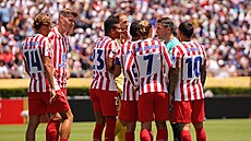 Sudí István Kovács diskutuje s hrá�i Atlétika Madrid.