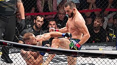 Machmud Muradov (vpravo) v Oktagonu proti Patriku Kinclovi.