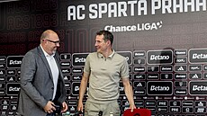 Brian Priske (vpravo) a Frantiek upr se usazují na tiskové konferenci.