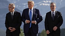Kanadský premiér Mark Carney, americký prezident Donald Trump a britský premiér...