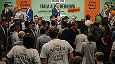 Pedvolební roadshow lídr SPOLU v Praze. Mezi diváky nebyli jen píznivci....