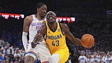 Pascal Siakam (43) z Indiana Pacers se dere ke koi Oklahoma City Thunder,...