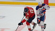 Anton Lundell (15) z Florida Panthers hlídá puk v zápase s Edmonton Oilers,...