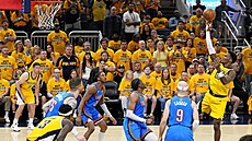 Bennedict Mathurin (vpravo) z Indiana Pacers pi tké stele pes obranu...