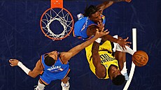 Bennedict Mathurin (ve zlatém) z Indiana Pacers zakonuje na ko Oklahoma City...