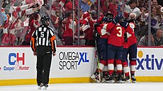 Hokejisté a fanouci Florida Panthers slaví gól.