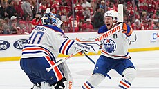 Calvin Pickard (30) a Jeff Skinner (53) slaví výhru Edmonton Oilers.