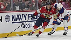 Eetu Luostarinen (27) z Florida Panthers se dere od mantinelu v zápase s...