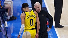 Tyrese Haliburton (0) z Indiana Pacers opoutí hrací plochu, hovoí na nj...