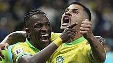 Vinícius Júnior (vlevo) a Bruno Guimaraes slaví brazilský gól.