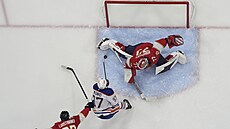 Sergej Bobrovskij (72) z Florida Panthers zasahuje v zápase s Edmonton Oilers...