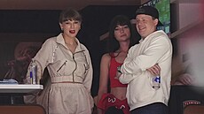 Americká zpvaka Taylor Swift (vlevo) sleduje finále NHL.