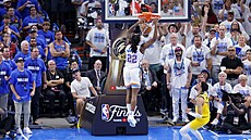 Cason Wallace (22) z Oklahoma City Thunder smeuje do koe Indiana Pacers.