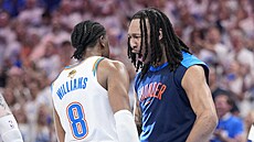 Jalen Williams (8) a Jaylin Williams z Oklahoma City oslavují.
