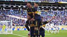 Fotbalisté Boca Juniors slaví gól, který vstelil Rodrigo Battaglia.