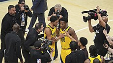Bennedict Mathurin (00) a Tyrese Haliburton oslavují výhru Indiana Pacers p�ed...