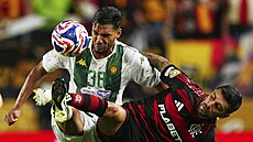 Giorgian de Arrascaeta (vpravo) z Flamenga a Khalil Guenichi z Esperance de...