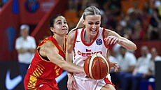eská basketbalistka Petra Holeínská (vpravo) faulovaná v zápase s ernou...