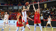 �eská basketbalistka Emma �echová posílá mí� na ko� �erné Hory.