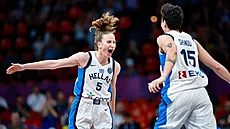 ecké basketbalistky Eleni Bosganaová (vlevo) a Artemis Spanuová oslavují.