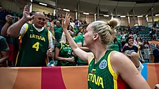 Laura Miskinieneová slaví s litevskými fanouky.
