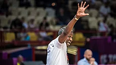 Trenér francouzských basketbalistek Jean Aimé Toupané signalizuje.