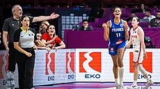 Francouzská basketbalistka Valériane Ayayiová slaví svou trojku v zápase s...
