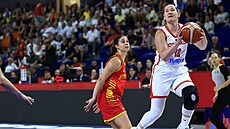 eská basketbalistka Tereza Vyoralová míí ke koi erné Hory.
