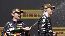 George Russell (vpravo) z Mercedesu slaví své vítzství ve Velké cen Kanady,...