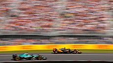 Oscar Piastri z McLarenu a Lance Stroll z Aston Martinu b�hem kvalifikace na...