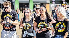 Fanouci ped koncertem Guns N Roses na hradeckém letiti (15. ervna 2025)