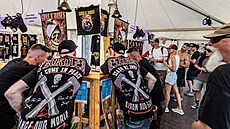 Fanouci ped koncertem Guns N Roses na hradeckém letiti (15. ervna 2025)