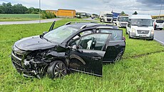 Ve voze Peugeot se zranily dv� �eny, auto po st�etu skon�ilo v tráv� vedle...