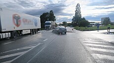 U Vysokova u Náchoda se eln srazila dv osobní auta. (6. ervna 2025)