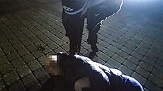 Tenhle opilec si spletl chodník na Doubravce s postelí a ustlal si tam....