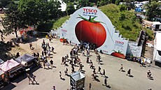 Obchod Tesco na festivalu mlo výraznou instalace s obím rajetem a se stal...
