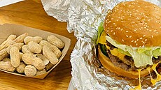 Cheeseburger s kajunskými hranolky stojí v madridské pobo�ce 14 euro (350...