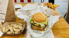Cheeseburger byl nkolikrát vtí, ne jsme z fastfoodu zvyklí. Porce hranolek...