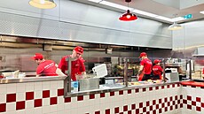 P�ípravu jídla v madridské pobo�ce Five Guys lze sledovat p�ímo od pultu. (12....