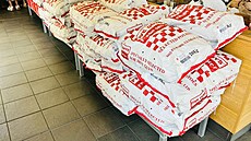 Hned u vchodu madridské poboky Five Guys jsou uloené velké pytle s...