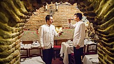 ínici v restauraci Sobrino de Botin degustují víno. (29. kvtna 2015)