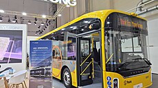 Bateriový bezemisní autobus Yutong U12 pojme a 75 cestujících. (16. ervna...