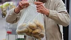 Nákup bramobr v petrohradském supermarketu (30. kvtna 2025)