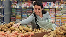 Zákaznice se natahuje pro nové brambory v petrohradském supermarketu. (30....